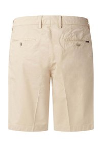 Beige chino shorts met riemlussen, twee met knopen afsluitbare achterzakken en een klein merkje op de rechterzak.