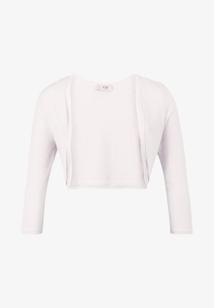 Kvinde iført en navy blondekjole med tætsiddende bodice og udflaret nederdel, kombineret med en lyserød cropped cardigan og hvide strop-sandaler.