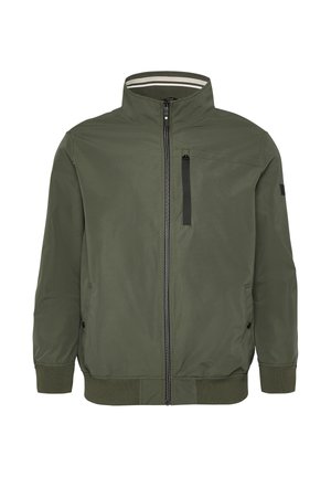 Nieformalna oliwkowozielona kurtka z wysokim kołnierzem, przednim zamkiem błyskawicznym, kieszenią na piersi na zamek, bocznymi kieszeniami na guziki oraz ściągaczami na mankietach i dolnym brzegu.