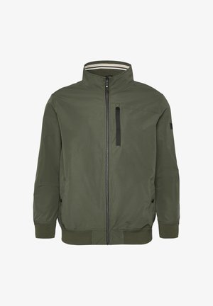 Nieformalna oliwkowozielona kurtka z wysokim kołnierzem, przednim zamkiem błyskawicznym, kieszenią na piersi na zamek, bocznymi kieszeniami na guziki oraz ściągaczami na mankietach i dolnym brzegu.