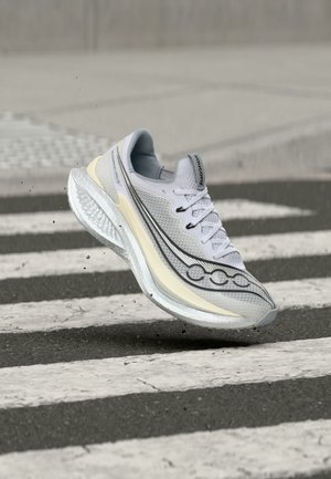 Saucony ENDORPHIN PRO 5 - Maanteejooksu jalatsid - white/black