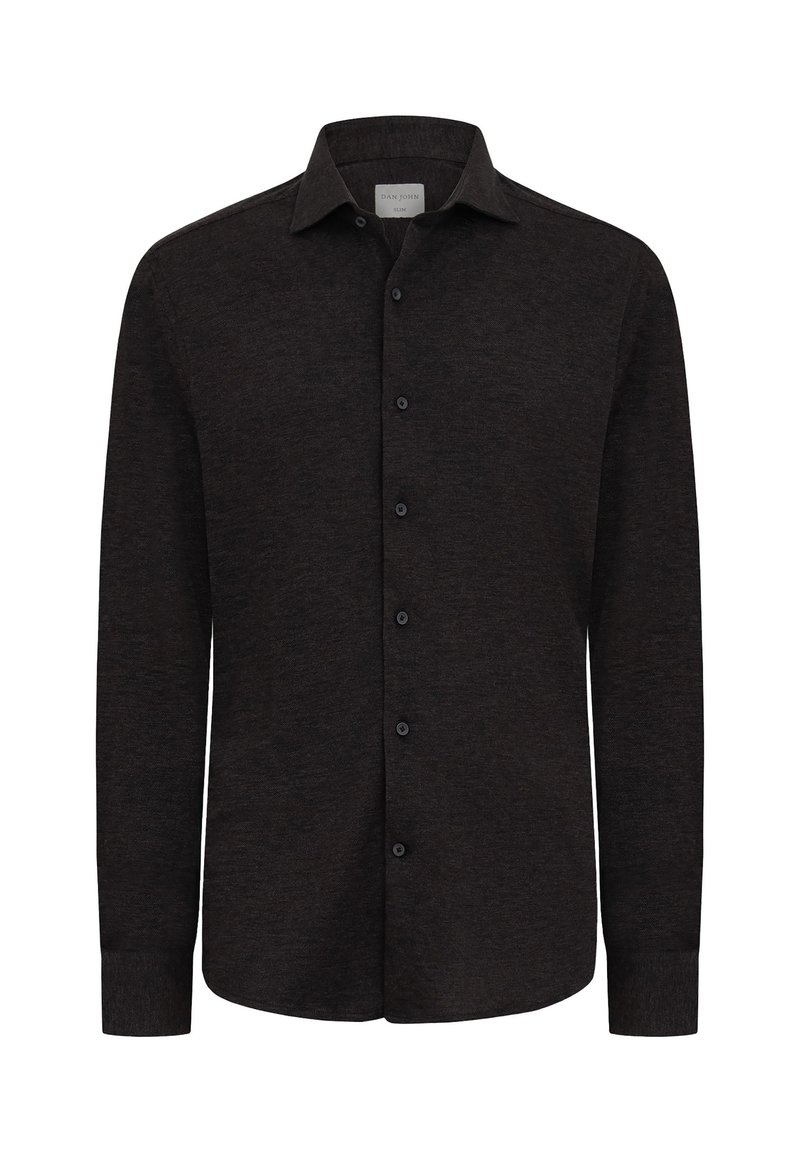 Tumma ruskea pitkähihainen paita, valmistettu teksturoidusta kankaasta, jossa on napillinen etuosa, kaulus ja kapea istuvuus. Etuosaa koristavat mustat napit.