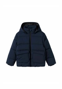Chaqueta acolchada de color azul marino con capucha, cierre frontal de cremallera y dos grandes bolsillos. Paneles texturizados y un diseño acolchado, de tejido suave.