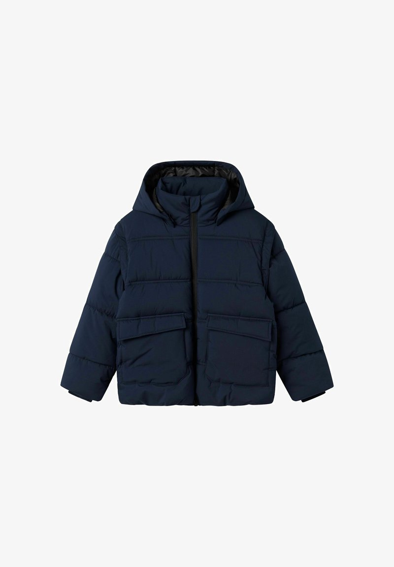 Chaqueta acolchada de color azul marino con capucha, cierre frontal de cremallera y dos grandes bolsillos. Paneles texturizados y un diseño acolchado, de tejido suave.
