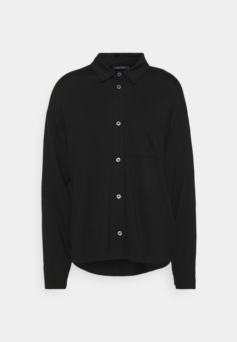 Chemise noire à manches longues avec boutons, col et une poche poitrine unique, présentée sur fond blanc.