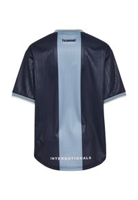 Marinblå och ljusblå kortärmad sporttröja med vertikala ränder, rund hals och texten "INTERNATIONALS" längst ner.