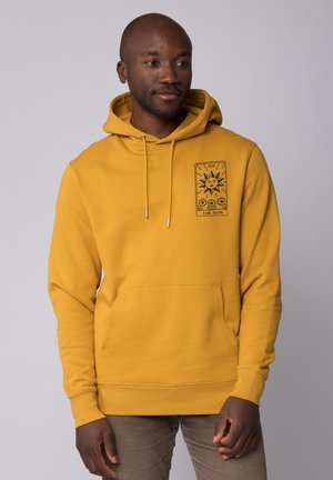 Geel hoodie gemaakt van zachte stof, met een centraal ontwerp van een zon en bloemen, voorzien van een kangoeroezak en een capuchon met trekkoord.