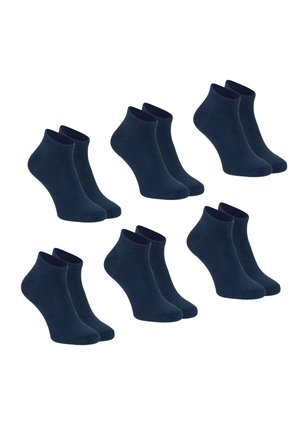 Sept paires de chaussettes courtes unies bleu foncé disposées sur un fond blanc.