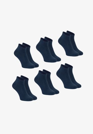 Sept paires de chaussettes courtes unies bleu foncé disposées sur un fond blanc.