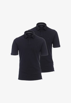 Zwei marineblaue Poloshirts aus glattem Stoff, mit kurzen Ärmeln, Kragen und dezentem Logo auf der Brust.