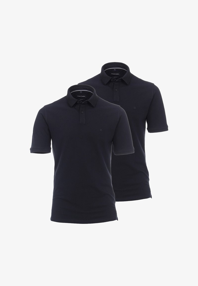Dwie granatowe koszulki polo wykonane z gładkiego materiału, z krótkim rękawem, kołnierzykiem i subtelnym logo na klatce piersiowej.