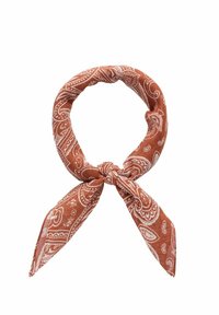 Rustfarvet tørklæde lavet af letvægtsstof, med hvide paisley-mønstre, bundet i en løkke med to hængende ender.