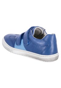 Blaue Leder-Sneaker mit durchlochten Details, Klettverschlüssen, gepolstertem Schuhkragen und einer weißen Gummi-Außensohle. Verfügt über ein zweifarbiger Design.