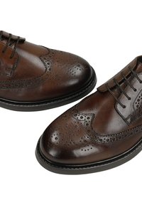 Hnědé kožené společenské boty s brogue vzorem, kulatou špičkou, šněrováním a hladkou texturou s kontrastním šitím.