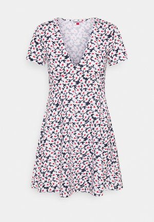 Vestido floral con mangas cortas y escote en V. Presenta un fondo blanco con patrones de hojas rojas y azul marino. Corte en A, con longitud por encima de la rodilla.