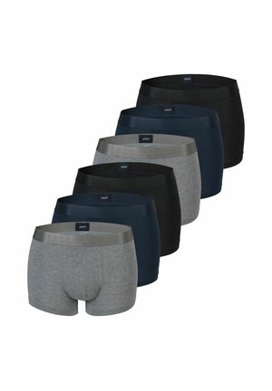 Sechs Paar Herrenboxershorts in abwechselndem Grau, Marineblau und Schwarz, ordentlich diagonal gestapelt mit sichtbaren Markenzeichen am Bund.