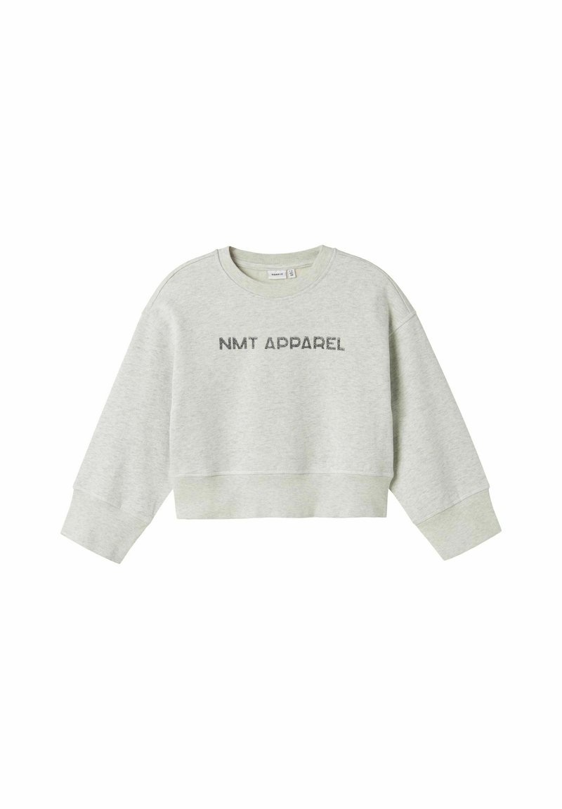 Felpa grigia chiara a maniche lunghe, con la scritta "NMT APPAREL" in grigio scuro sulla parte anteriore. Tessuto morbido in misto cotone.
