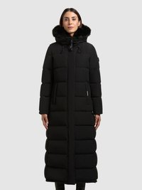 Dlhý čierny prešívaný kabát s kapucňou so srsťou, ktorý má prešívané sekcie, zips a bočné vrecká pre funkčný dizajn.