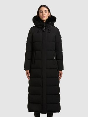 Pitkä musta puffatakki, jossa on karvareunuksellinen huppu, kulutettuja osioita, vetoketjukiinnitys ja sivutaskut käytännöllisen suunnittelun vuoksi.