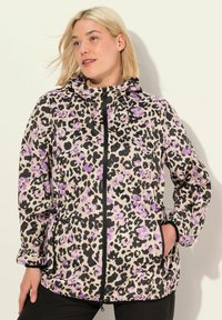 Leopardmönstrad jacka med huva; har lila och svarta prickar p�å en beige bakgrund; inkluderar frontdragkedja och elastiska ärmslut.