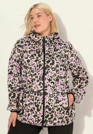 Chaqueta con estampado de leopardo y capucha; presenta manchas moradas y negras sobre un fondo beige; incluye una cremallera frontal y puños elásticos.