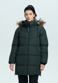 Mørkegrøn pufferjakke med huva af kunstpels, lynlås foran og ribbede manchetter. Har et quiltet design med vandret syninger.