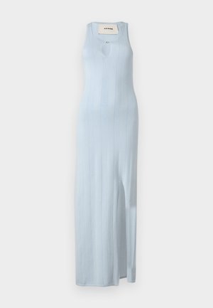 Robe maxi sans manches bleu clair en tissu tricoté avec un détail en fente au niveau du col et une fente sur le côté à l'ourlet.