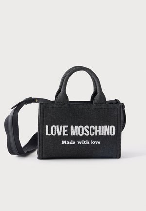 Czarna prostokątna torebka z krótkimi uchwytami i regulowanym paskiem na ramię, z białym tekstem "LOVE MOSCHINO Made with love" z przodu.