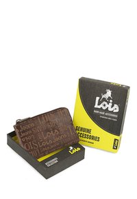 Billetera de cuero marrón con logotipo en relieve, cierre con cremallera y forma rectangular, presentada en una caja de cartón negra y amarilla etiquetada como "Accesorios Genuinos".