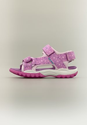 Różowo-fioletowy sandał dziecięcy z odkrytymi palcami, regulowanymi paskami i wzorzystą tkaniną, oznaczony jako wodoodporny, na neutralnym tle.