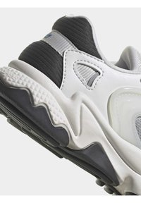 adidas Originals OZTRAL J - Sneakers - crystal white   crystal white   bright royal