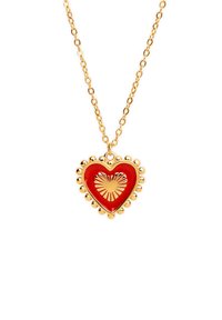 Collar de cadena de oro con un colgante en forma de corazón rojo que presenta un diseño de estallido solar. El colgante tiene un borde ondulado y pequeños acentos redondos.