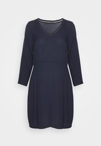 Vestido azul-marinho com mangas três quartos, decote em V e cintura franzida. Textura suave com padrão subtil e bainha arredondada.