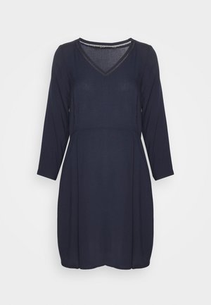 Vestido azul-marinho com mangas três quartos, decote em V e cintura franzida. Textura suave com padrão subtil e bainha arredondada.