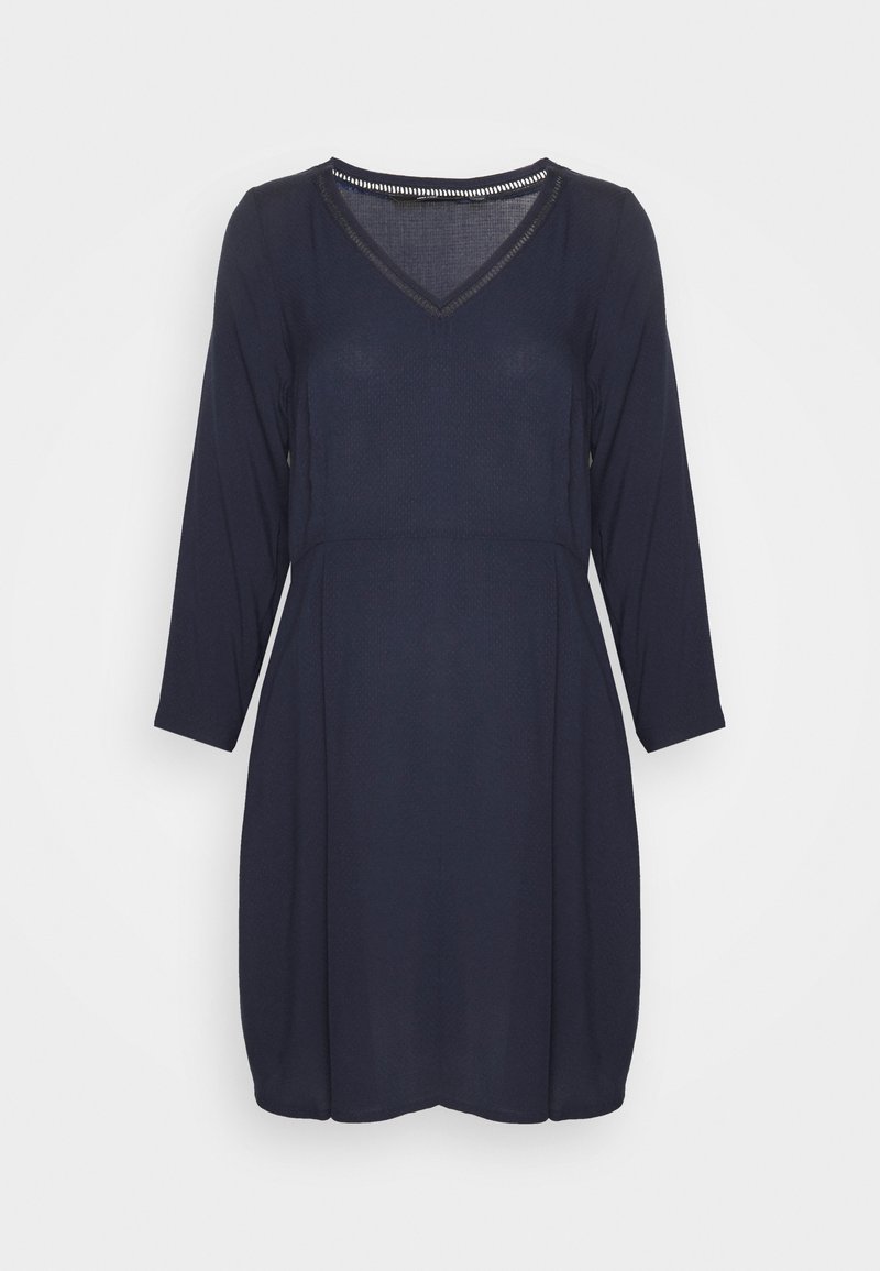 Vestido azul-marinho com mangas três quartos, decote em V e cintura franzida. Textura suave com padrão subtil e bainha arredondada.