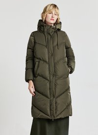 Giacca imbottita verde oliva con cappuccio stretto, bottoni a pressione e cuciture a chevron. Presenta grandi tasche e una texture trapuntata.