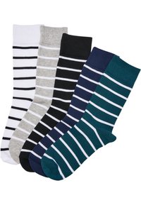 Fire par stribede sokker: hvid med sort, grå med hvid, sort med hvid, marineblå med teal. Materiale i bomuld, varierende farveskemaer.