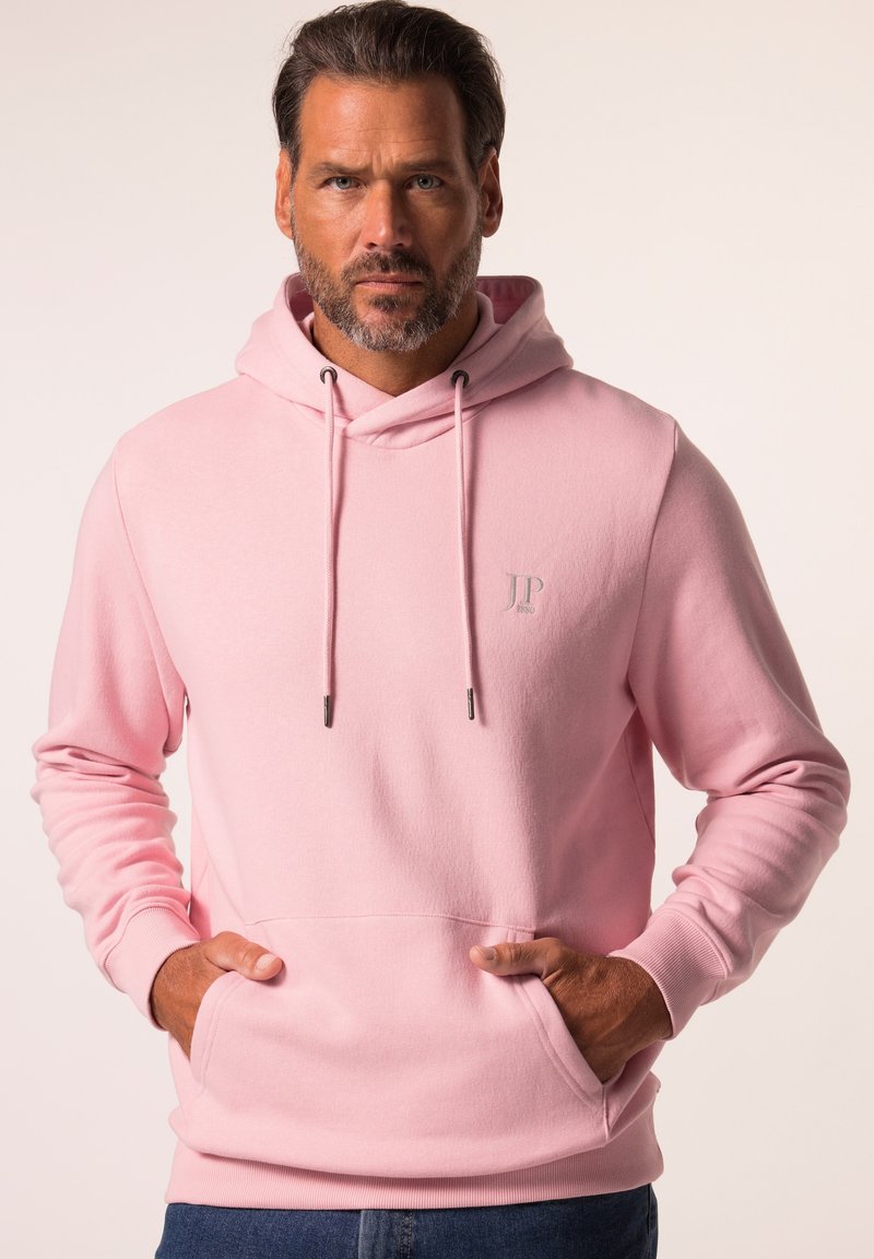 Sudadera rosa hecha de tela suave, con un bolsillo frontal, capucha con cordón y un pequeño logo bordado en el pecho.