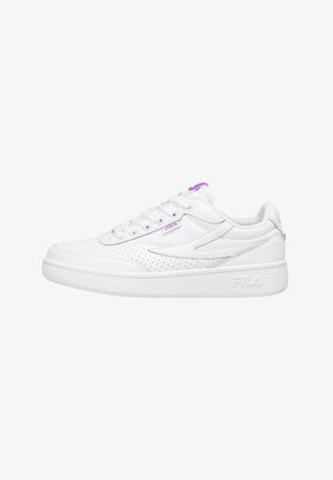 Sneaker bianca low-top di Fila con pannello laterale traforato, lacci bianchi e piccoli dettagli del logo viola sulla linguetta e sulla linguetta laterale.