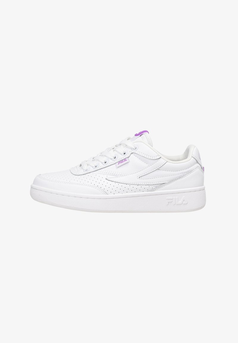 Sneakers basses blanches Fila avec panneau latéral perforé, lacets blancs et petits détails de logo violet sur la languette et l'étiquette latérale.