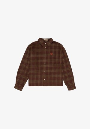 Chemise à carreaux marron et vert avec des manches longues et un petit logo brodé orange sur la poitrine gauche.