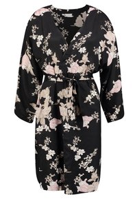 Sort blomstret kimono med omslagsdesign, der har rosa og beige blomsterprint, dyb V-hals, lange ærmer og matchende bindebånd.