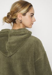 Pieces PCCARLI ZIP HOODIE - Casaco polar - deep lichen green