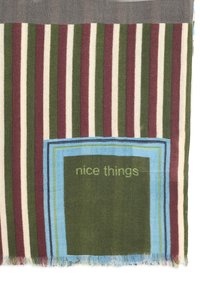 Bufanda multicolor con rayas verticales en burdeos, verde y crema, con un cuadro azul que muestra el texto "cosas lindas". Bordes con flecos.
