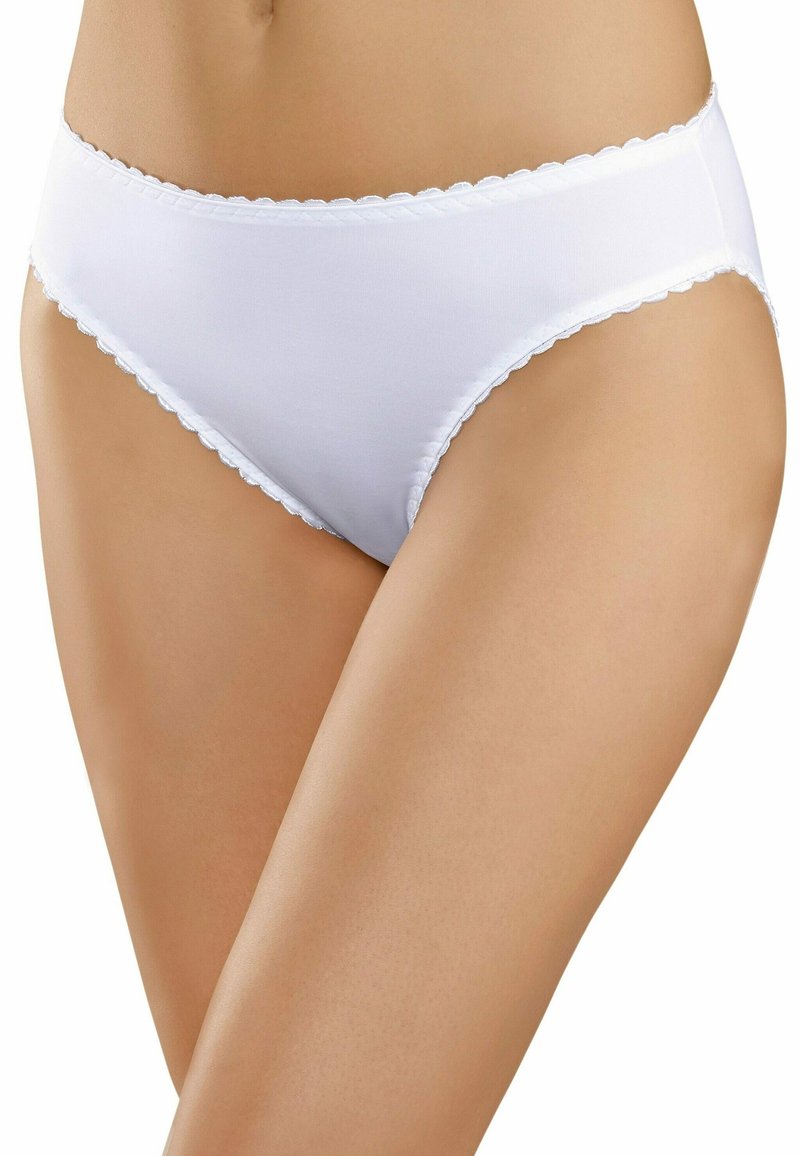 Witte katoenen bikini-onderbroek met een golvende elastische tailleband en beenopeningen, met een gladde textuur en een minimaal ontwerp.