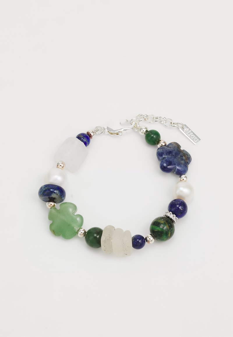 Pulsera colorida con cuentas de diversas formas en tonos de verde, azul y blanco, con acentos plateados y cierre de langosta.