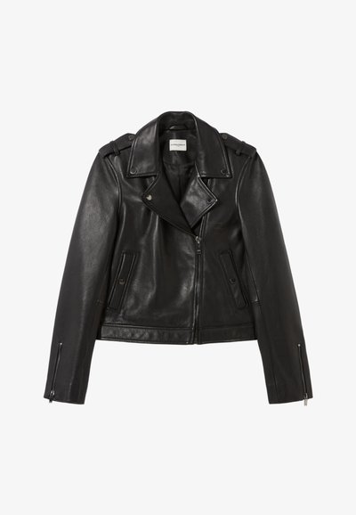Veste de moto en cuir noir avec fermeture éclair asymétrique, revers à pression, épaulettes et poignets zippés. Texture lisse avec un design robuste.