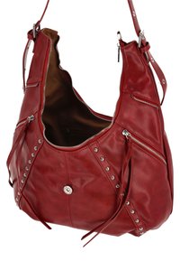 Borsa a tracolla in pelle rossa dalla forma morbida, con molteplici cerniere, borchie argento lungo i lati e un interno spazioso.