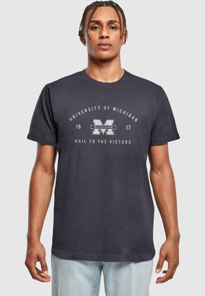 Mørkegrå bomulds T-shirt med teksten "University of Michigan" og et stort blok M-logo, rund hals og korte ærmer.