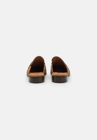 Billi Bi Pantofle - brown
